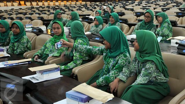 20151105-Puluhan Siswa SD Belajar Politik di DPR-Jakarta
