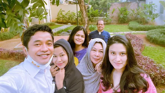 Dinilai Tak Ada Attitude oleh Adik Ipar, Ini Momen Manis Adly Fairuz Bareng Istri dan Keluarga