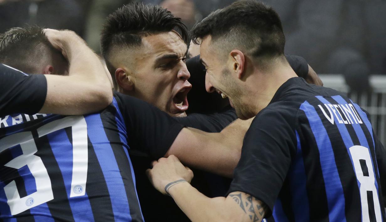 Striker Inter Milan, Lautaro Martinez, melakukan selebrasi usai membobol gawang Napoli pada laga Serie A di Stadion San Siro, Rabu (26/12). Inter Milan menang 1-0 atas Napoli. (AP/Luca Bruno)
