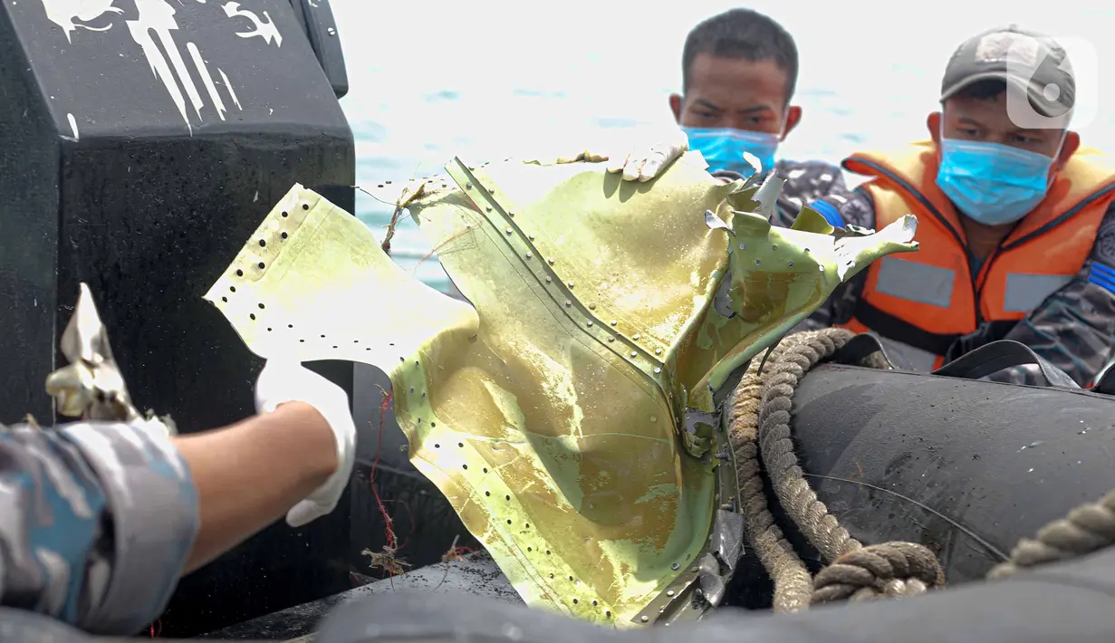 Tim SAR mengevakuasi puing pascajatuhnya pesawat Sriwijaya Air SJ 182 di perairan Kepulauan Seribu, Jakarta, Selasa (12/1/2021). Temuan tersebut akan dibawa dan dikumpulkan ke Pelabuhan JICT II. (Liputan6.com/Faizal Fanani)