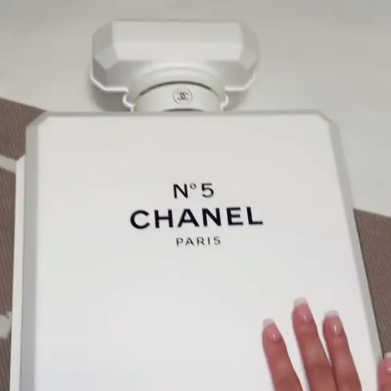 Chanel ditertawakan menjual kalender advent karena isinya tak sebanding dengan harganya