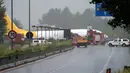 Pesawat kargo DHL menerobos pembatas jalan raya usai gagal mendarat di Orio al Serio, Milan, Italia (5/8). Pesawat ini hanya berisi tiga kru, yang semuanya selamat. (REUTERS)