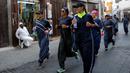 Perempuan Arab Saudi jogging di jalanan Distrik Al-Balad, Jeddah, Kamis (8/3). Aksi ini dilakukan dalam memperingati Women's Day atau Hari Perempuan Internasional. (Amer HILABI/AFP)