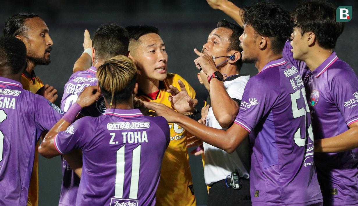 Pemain Persik Kediri, Arthur Irawan (tengah) bersitegang dengan wasit saat laga pekan pertama BRI Liga 1 2022/2023 antara Persita Tangerang melawan Persik Kediri di Indomilk Arena, Tangerang, Senin (25/07/2022). (Bola.com/Bagaskara Lazuardi)