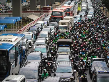 Kendaraan terjebak macet di Jalan Rasuna Said, Kuningan, Jakarta, Rabu (22/1/2020). Kemacetan di depan Kantor Kemenkumham ini  imbas dari unjuk rasa warga Tanjung Priok yang memprotes dan menuntut Menkumham Yasonna Laoly minta maaf. (Liputan6.com/Faizal Fanani)
