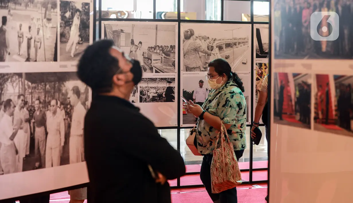Pengunjung melihat Pameran Foto Potret 7 Presiden RI dengan tema "7 Citizen No.1" di Mall Neo Soho, Jakarta, Selasa (22/11/2022). Foto-foto yang dipamerkan merupakan foto bersejarah bagi bangsa Indonesia. (Liputan6.com/Johan Tallo)