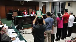 Sejumlah saksi dihadirkan saat sidang terkait kasus sengketa pilkada Kabupaten Empat Lawang di Pengadilan Tipikor, Jakarta, Senin (5/10/2015). Akil Mochtar dihadirkan pada persidangan tersebut. (Liputan6.com/Andrian M Tunay) 