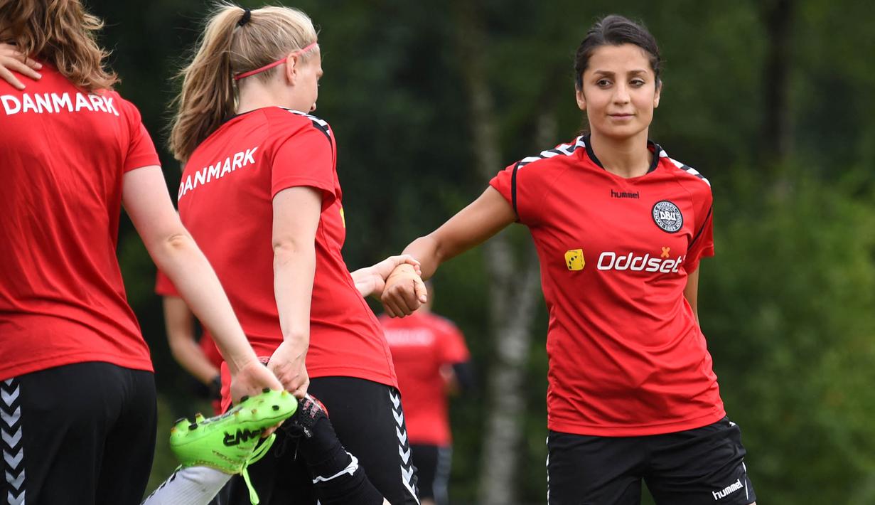 Nadia yang kini sudah menjadi warga negara Denmark itu memilih sebagai pesepak bola profesional. Karier profesionalnya dimulai ketika bergabung dengan klub B52 Aalborg. (Foto: AFP/Daniel Mihailescu)