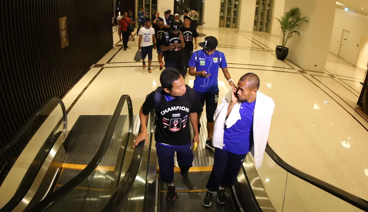 Pemain Persib saat tiba di hotel setelah final Piala Presiden 2015 di Stadion Utama Gelora Bung Karno, Jakarta, Minggu (18/10/2015). (Bola.com/Nick Hanoatubun)