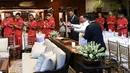 Dalam foto yang dirilis oleh Biro Pers Sekretariat Presiden tampak para pemain, pelatih, dan ofisial Timnas Indonesia menikmati momen kebersamaan bersama Presiden Prabowo Subianto dalam suasana yang hangat dan penuh kekeluargaan. (Foto: Cahyo - Biro Pers Sekretariat Presiden)