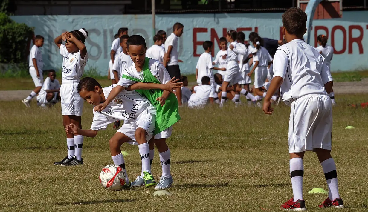 Para anak dari Real Madrid Foundation antusias berlatih sepak bola di bawah arahan Emilio Butragueno. (AFP/Yamil Lage)