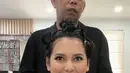 Dalam Instagram pribadinya, Indah Permatasari membagikan proses styling rambutnya. Dalam video singkat tampak Indah pun ingin memotong rambutnya. [@indahpermatas]