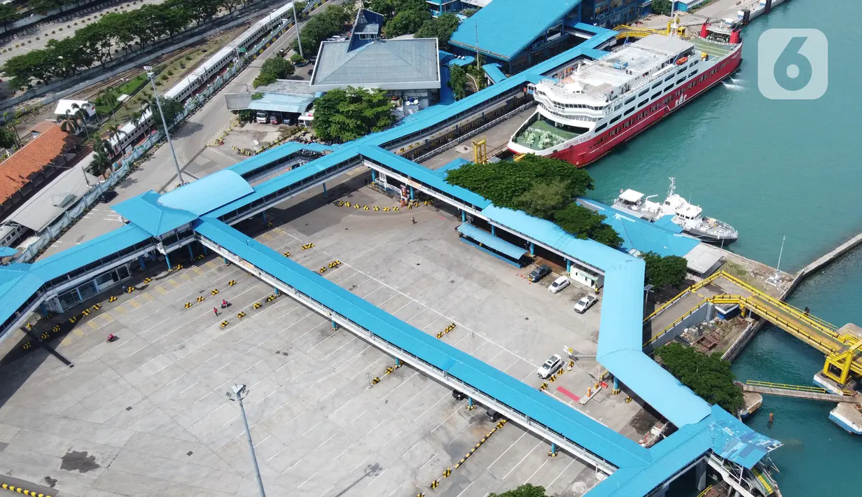 Suasana Pelabuhan Merak yang sepi aktivitas di Banten, Senin (18/5/2020). Akibat larangan mudik dan pemberlakuan PSBB (Pembatasan Sosial Berskala Besar) aktivitas di Pelabuhan Merak makin sepi dan hanya melayani penyeberangan truk pengangkut barang kebutuhan pokok. (Liputan6.com/Angga Yuniar)