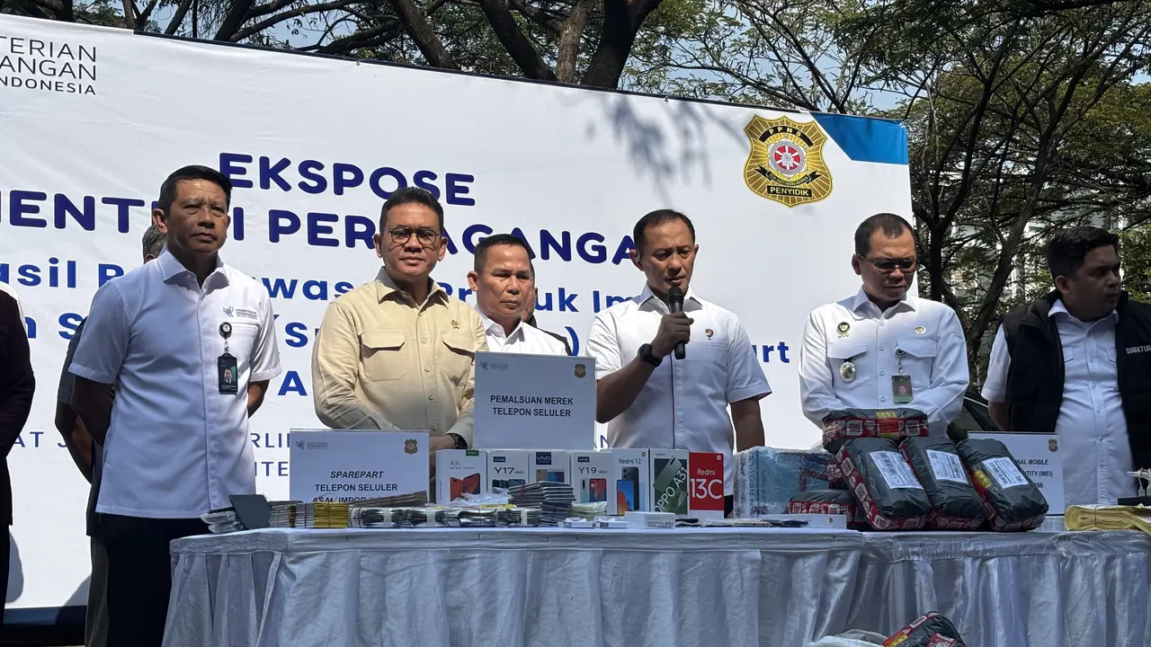 Kemendag melakukan ekspose hasil pengawasan produk impor, telepon seluler (smartphone) dan sparepart, dan acceasoris, di sebuah pabrik perakitan smartphone ilegal yang beroperasi di ruko di kawasan Green Court, Cengkareng, Jakarta Barat. (Foto: Kemendag)