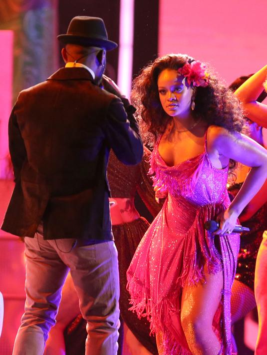Rihanna tampil berduet bersama Bryson Tiller (kiri) saat mengibur penonton di Grammy Awards ke-60 di Madison Square Garden, New York (28/1). Rihanna berkolaborasi bersama Bryson Tiller membawakan single Wild Thoughts. (Photo by Matt Sayles/Invision/AP)