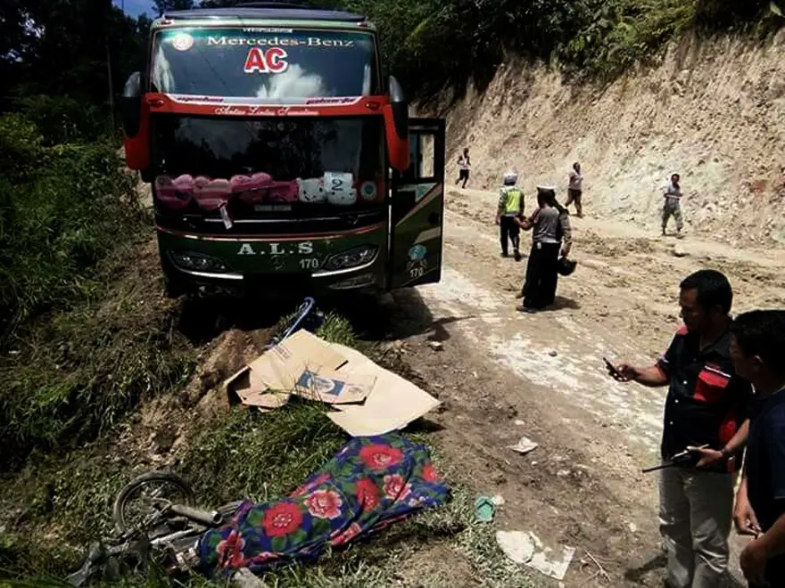 Seorang personel Polres Tapanuli Utara, Sumatera Utara, meninggal dunia saat hendak menyelamatkan rombongan jemaah calon haji dari kemacetan di Jalur Lintas Sumatera. (Liputan6.com/Reza Efendi)