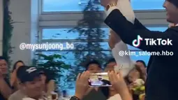 Para tamu undangan serentak mengangkat kamera ponsel tinggi-tinggi saat Kim Hyun Joong menunjukkan dengan bangga buah hatinya yang menggemaskan. (Foto: TikTok/ mysol_khj)