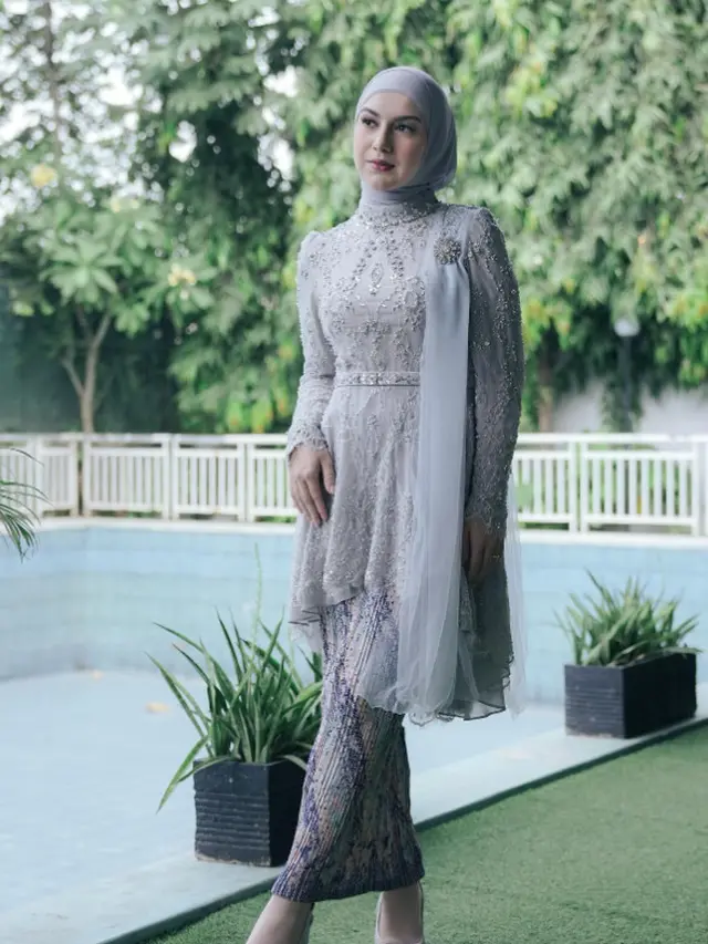 Model Baju Pesta Muslimah ala Irish Bella