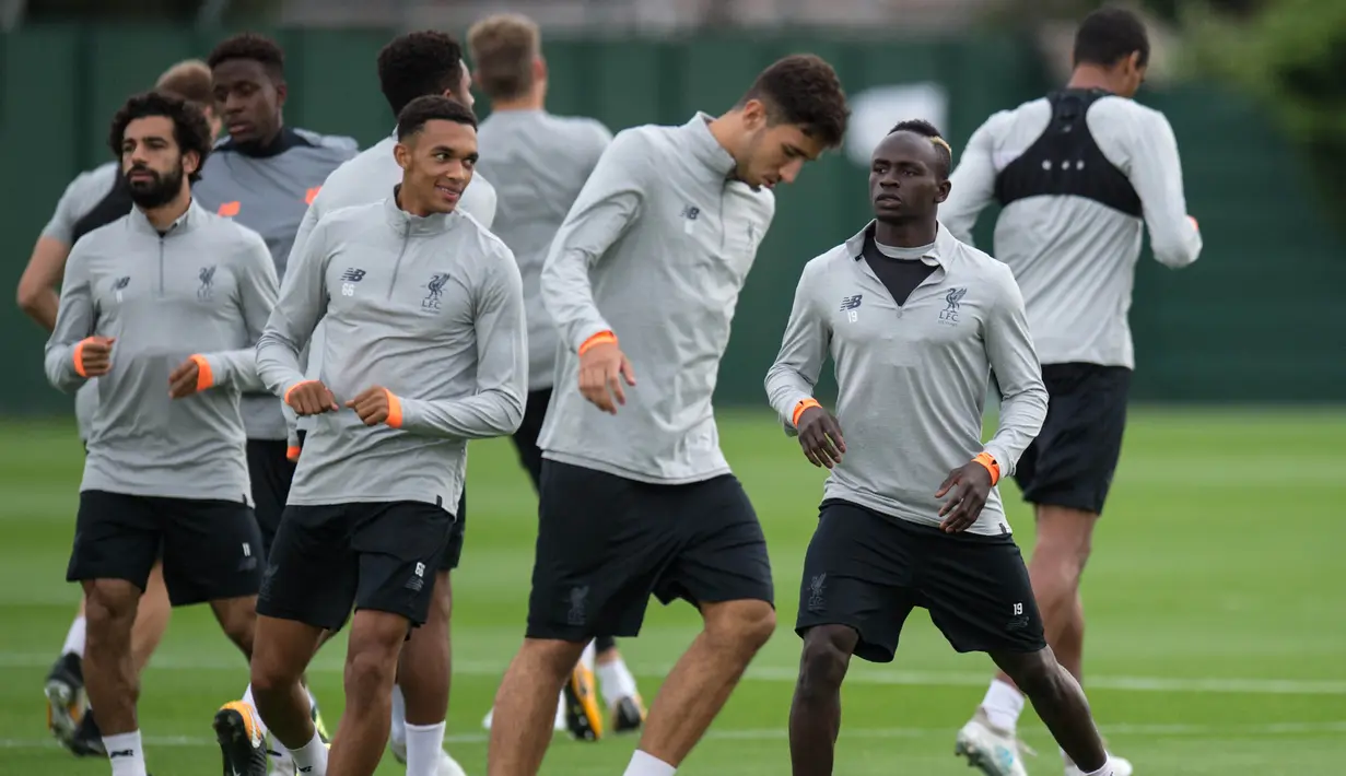 Para pemain Liverpool melakukan sesi latihan jelang laga  kualifikasi liga Champions di Melwood, Liverpool, Selasa (22/8/2017). Liverpool akan menghadapi Hoffenheim. (AFP/Oli Scarff)