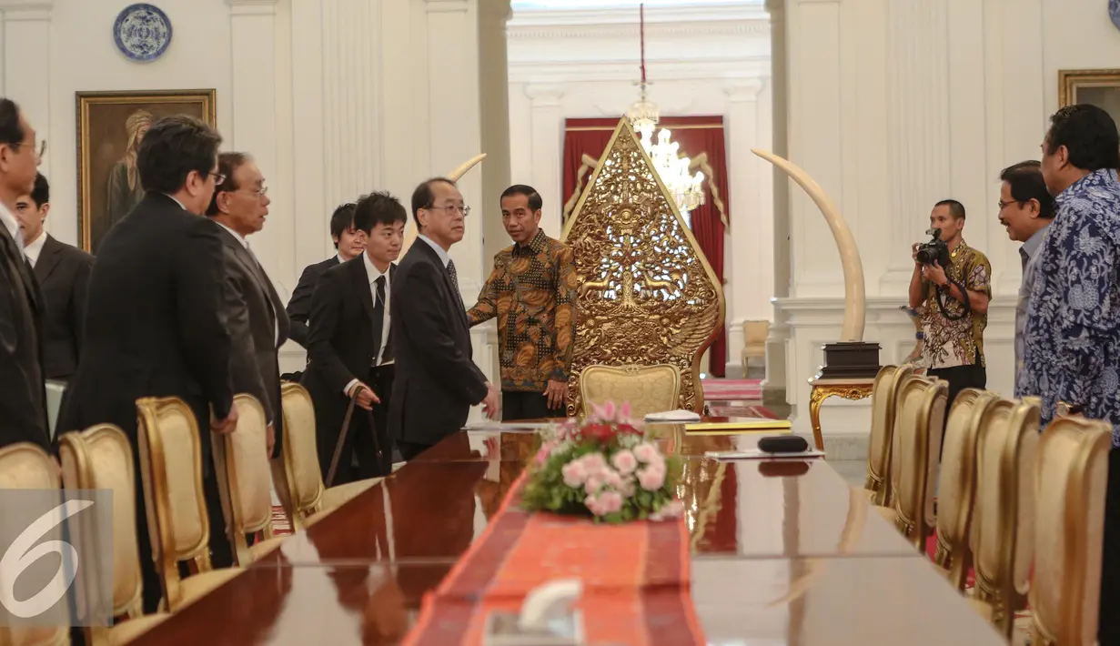 Presiden Joko Widodo di dampingi sejumlah menteri kabinet kerja menerima kunjungan kehormatan utusan khusus Perdana Menteri Jepang Hiroto Izumi beserta rombongan delegasi, di Istana Merdeka, Jakarta, Jumat (10/7/2015). (Liputan6.com/Faizal Fanani)