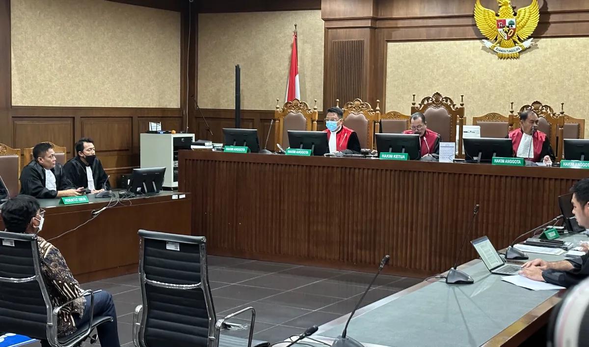 Selain tindak pidana, jaksa juga menghukum terdakwa untuk membayar denda sebesar Rp1 miliar subsider satu tahun kurungan.<br>