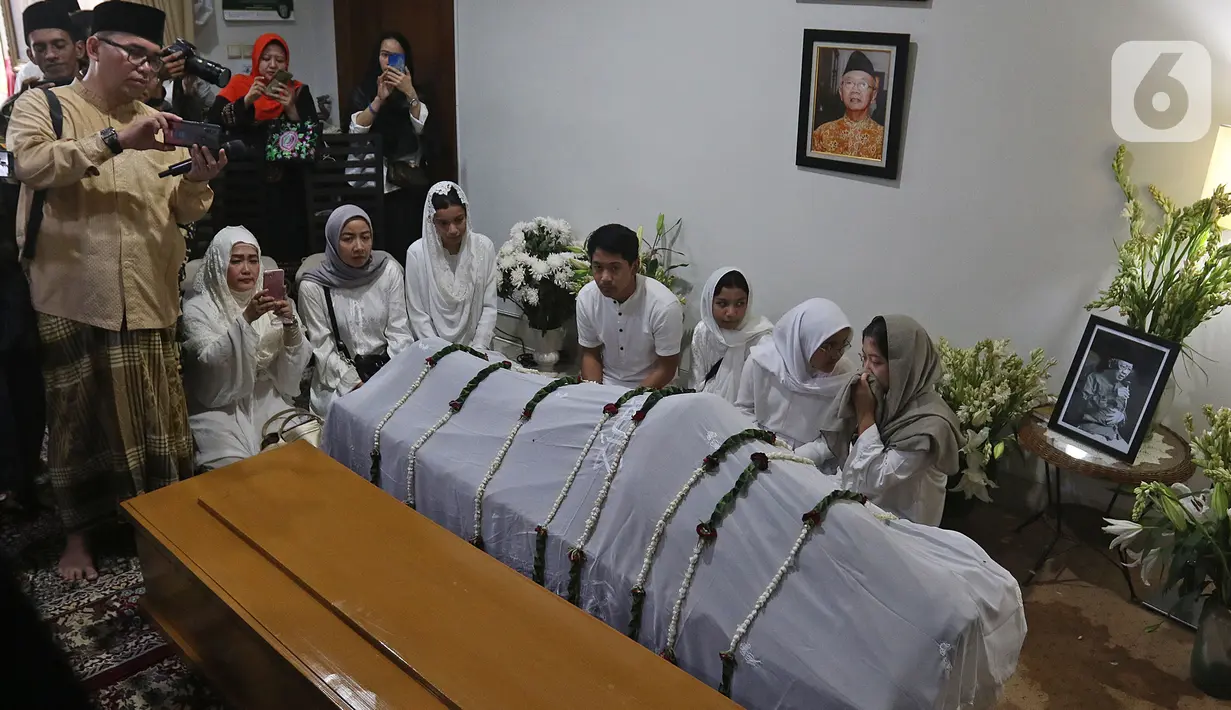 Keluarga dan kerabat berada dekat jenazah KH Salahuddin Wahid atau Gus Sholah di rumah duka, Tendean, Jakarta, Senin (3/2/2020). Pemimpin Pondok Pesantren Tebuireng tersebut meninggal pada usia 78 tahun. (Liputan6.com/Herman Zakharia)
