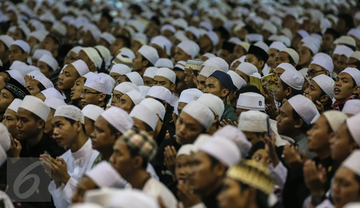 Umat muslim mengikuti peringatan Maulid Nabi Muhammad SAW di Masjid Istiqlal, Jakarta, Kamis (24/12). Kegiatan yang diselenggarakan oleh Majelis Rasulullah dan dihadiri Wapres Jusuf Kalla tersebut diikuti ribuan umat muslim. (Liputan6.com/Faizal Fanani)