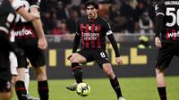 Gelandang AC Milan, Sandro Tonali mengontrol bola saat bertanding melawan Torino pada pertandingan babak 16 besar Coppa Italia di Stadion San Siro di Milan, Italia, Kamis (12/1/2023). Torino menang tipis atas AC Milan dengan skor 1-0 berkat gol Michel Adopo di perpanjangan waktu. (Marco Alpozzi/LaPresse via AP)