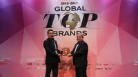 Luma Lu, Direktur Teknologi Perencanaan Oppo menerima penghargaan Global Top Brands yang diberikan oleh Patrick Kenealy, Managing Director IDG Ventures USA  di CES 2017. Dok: Oppo