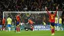 Pemain Spanyol, Dani Olmo, melakukan selebrasi setelah mencetak gol ke gawang Brasil pada laga persahabatan di Stadion Santiago Bernabeu, Rabu (27/3/2024). (AP Photo/Jose Breton)
