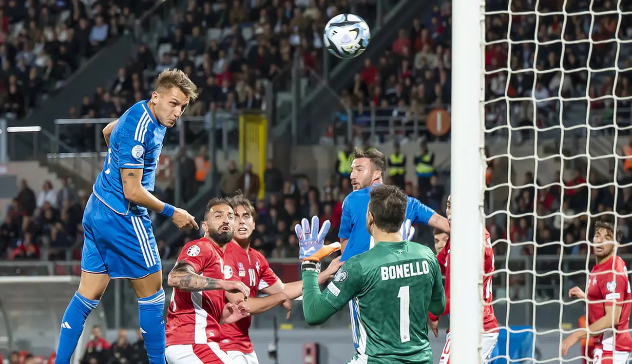 Pemain Italia, Mateo Retegui, mencetak gol ke gawang Malta pada laga Kualifikasi Euro 2024 Grup C di Ta' Qali National Stadium, Senin (27/3/2023). Dua gol kemenangan Italia semuanya tercipta di babak pertama, masing-masing disumbangkan oleh Mateo Retegui dan Matteo Pessina. (AP Photo/Rene Rossignaud)