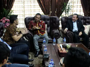 Wakil ketua DPR Taufik Kurniawan (kanan) bertemu dengan pelaku film dan musik seperti Hengky Kurniawan dan Ian Kasela beserta anggota Komisi X Anang Hermansyah di Kompleks MPR/DPR, Senayan, Jakarta,  (18/1). (Liputan6.com/Johan Tallo)