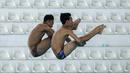 Pasangan atlet loncat indah, Andriyan (kanan) dan Adityo Restu Putra beraksi pada nomor menara synchro putra Kejurnas Akuatik 2026 di Stadion Akuatik Gelora Bung Karno, Senayan, Jakarta, Selasa (05/05/2026). (Bola.com/Bagaskara Lazuardi)