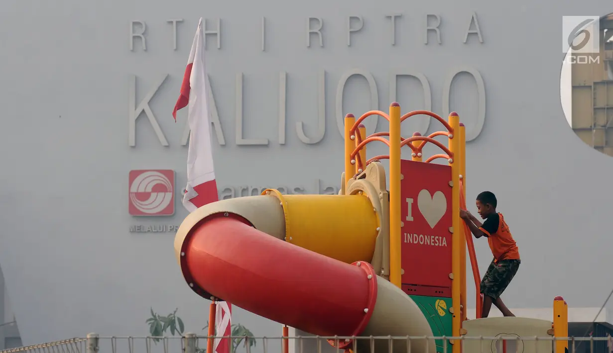 Seorang anak bermain di RTH RPTRA Kalijodo, Jakarta, Kamis (31/8). Bappeda menghapus anggaran pengadaan lahan RPTRA dalam KUPA-PPAS APBD 2017. (Liputan6.com/Helmi Fithriansyah)