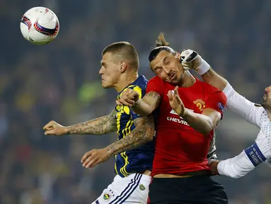 Striker Manchester United, Zlatan Ibrahimovic, duel udara dengan pemain Fenerbahce pada laga Liga Europa di Saracoglu Stadium, Turki, Kamis (3/11/2016). MU kalah 1-2 dari Fenerbahce. (Reuters/Murad Sezer)