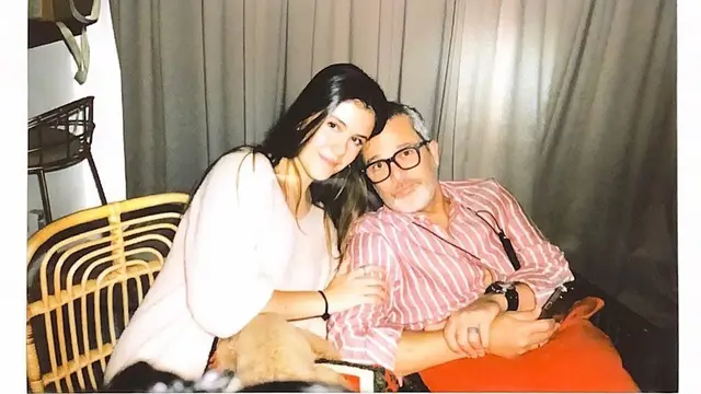 Disebut Mirip Lana Del Rey, Ini 7 Potret Manuella Aziza Bersama Ayah