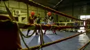 Petinju amatir mengikuti sesi latihan di sebuah pusat olahraga di Banda Aceh (24/8/2020). (AFP Photo/Chaideer Mahyuddin)