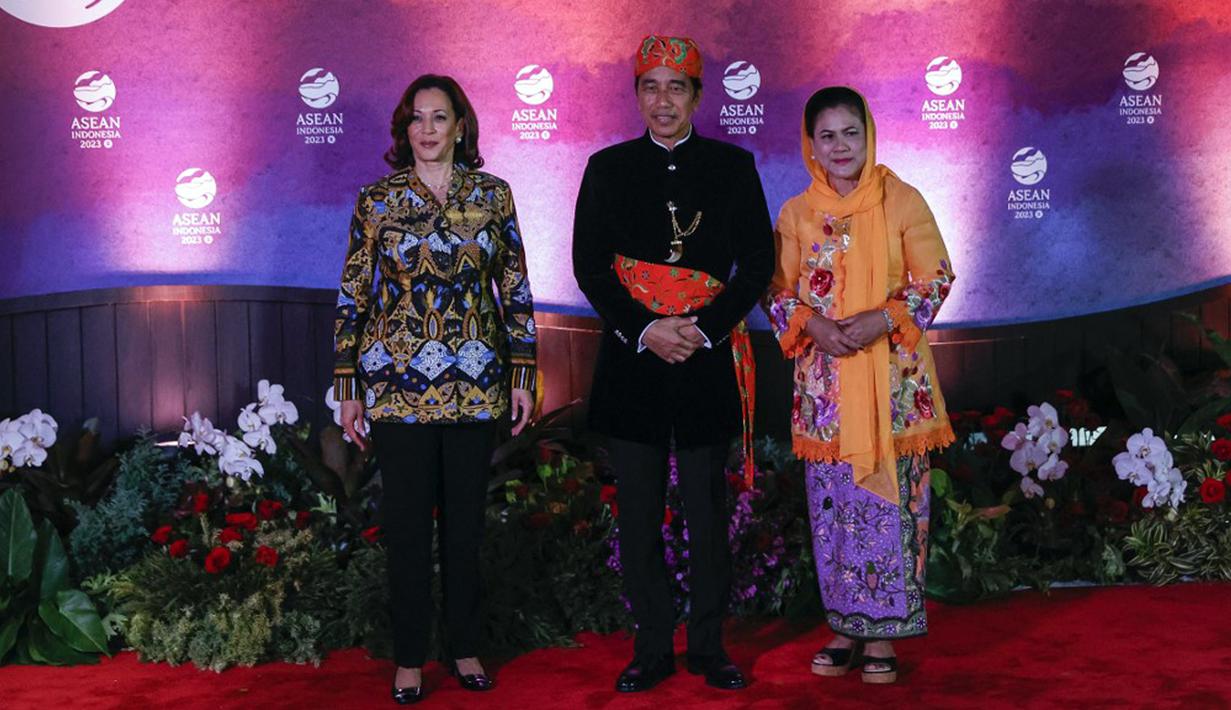 Wakil Presiden Amerika Serikat Kamala Harris (kiri) berfoto bersama Presiden Indonesia Joko Widodo atau Jokowi (tengah) dan Ibu Negara Iriana Widodo pada gala dinner KTT ke-43 ASEAN di Jakarta, Indonesia, Rabu (6/9/2023). (Mast IRHAM/POOL/AFP)