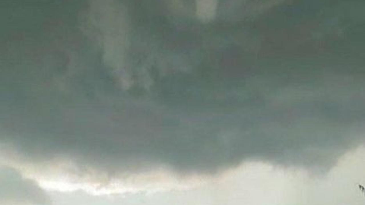 Bencana dahsyat itu bermula dari penampakan pusaran angin yang terbentuk di awan yang mendung.