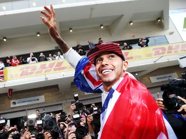 Pebalap Mercedes GP, Lewis Hamilton, merayakan gelar juara dunia F1 yang diraihnya di Sirkuit The Americas, Austin, AS, Senin (26/10/2015) dini hari WIB. (Action Images via Reuters/Hoch Zwei)
