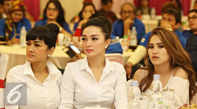 Julia Perez, Zaskia Gotik dan Ayu Ting Ting yang tergabung dalam Trio Cecepi. [Foto: Immanuel Antonius/Liputan6.com]