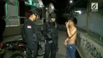 Kepolisian Polres Metro Jakarta Barat, membubarkan sekelompok remaja yang hendak tawuran, di Jalan Pintu Air, Cengkareng, Jakarta Barat, Selasa malam.