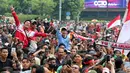 Sejumlah masyarakat saat menyambut Timnas Indonesia U-22 dan kontingen Indonesia untuk SEA Games 2023 saat pawai Kira87uara yang berlangsung dari Kemenpora hingga GBK, Jakarta, Jumat (19/05/2023). (Bola.com/Bagasakra Lazuardi)