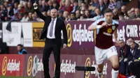 Aksi pelatih Burnley, Sean Dyche  saat memberikan instruksi kepada pemainnya melawan Arsenal pada lanjutan Premier League pekan ke-7 di Stadion Turf Moor, (2/10/2016). (Action Images via Reuters/Jason Cairnduff)