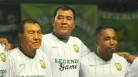 Salah satu legenda Persebaya, Rudy Keltjes (tengah), memberikan pesan penting kepada pemain Green Force musim ini. (Bola.com/Fahrizal Arnas)