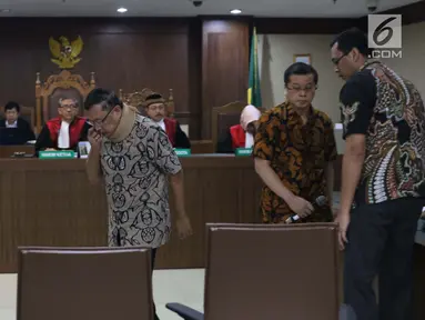 Terdakwa suap anggota DPRD Kalteng Edy Saputra Suradja, Willy Agung dan Teguh Dudy Syamsuri Zaldy (kiri ke kanan) saat sidang putusan di Pengadilan Tipikor, Jakarta, Rabu (13/3). Ketiganya dihukum 1 tahun 8 bulan penjara. (Liputan6.com/Helmi Fithriansyah)