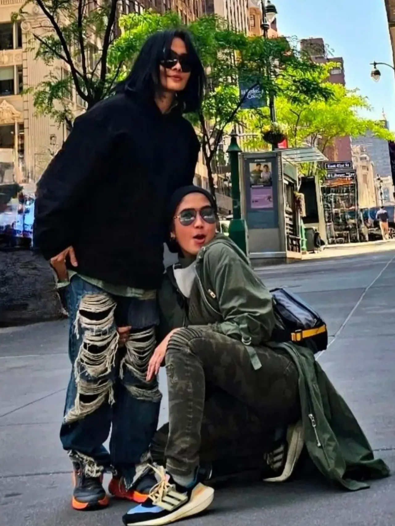 Gaya Atiek CB yang Tetap Cantik dan Asik di Usia 60 Tahun