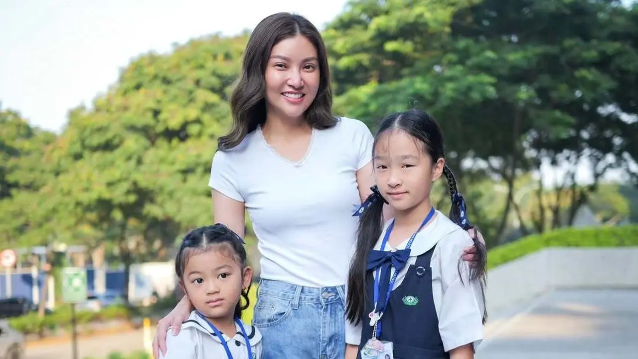 Inspirasi Outfit Antar Anak Sekolah ala Sarwendah