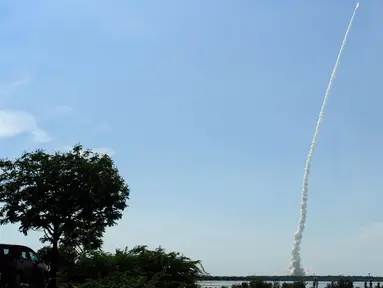 Peluncuran PSLV-C34 milik Indian Space Research Organisation's (ISRO) yang mengangkut 20 satelit di Sriharikota di area pesisir timur India, Rabu (22/6). Termasuk di dalamnya satelit milik Amerika Serikat, Kanada, Jerman dan Indonesia. (Arun Sankar/AFP)
