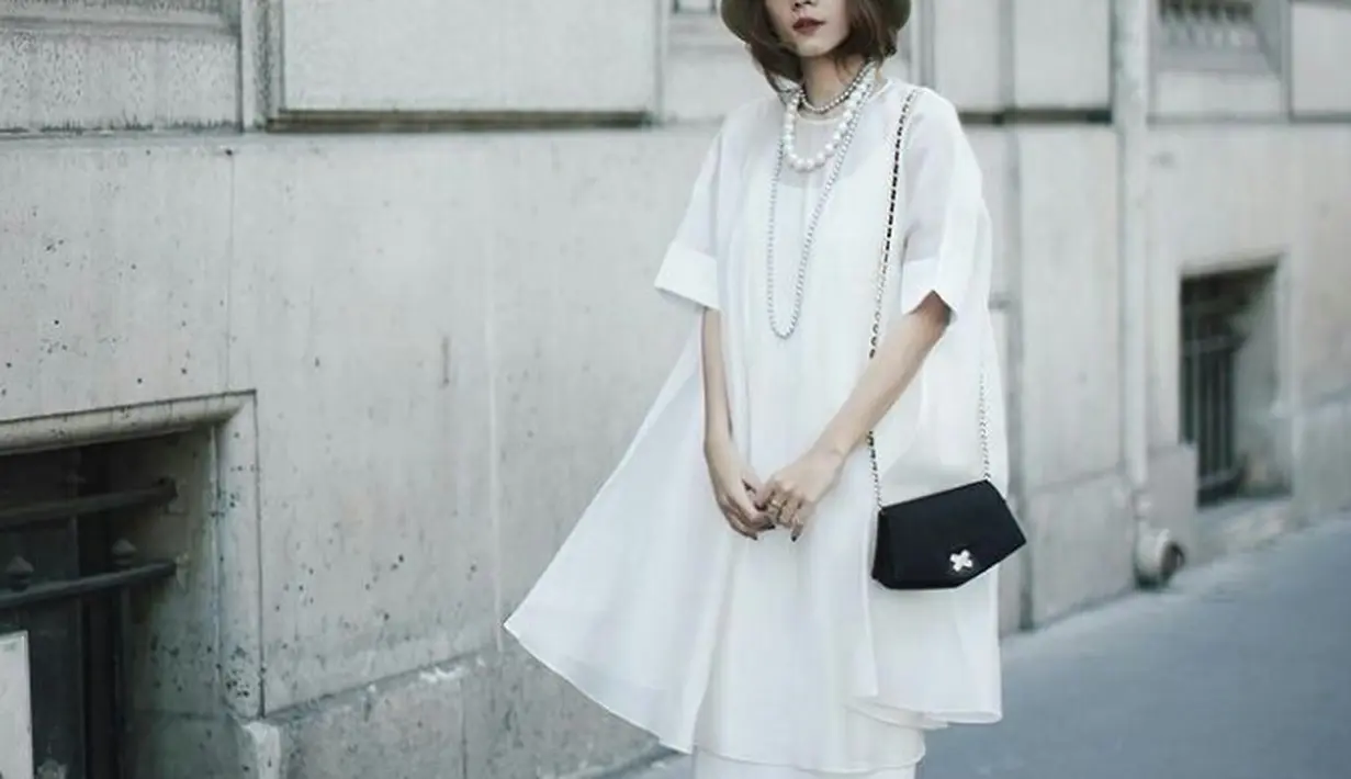 Outfit kali ini bisa dijadikan inspirasi untuk ke kondangan. Tambahkan bucket hat agar kesan vintage semakin terasa. (Instagram.com/lucedaleco).